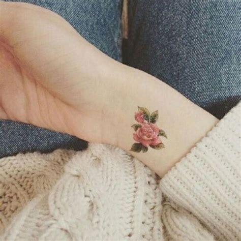 tatuaggi fiori piccoli colorati|Tatuaggi con i fiori: idee e significati